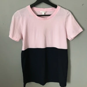  - Fin T-shirt ifrån COS, i mycket bra skick. 