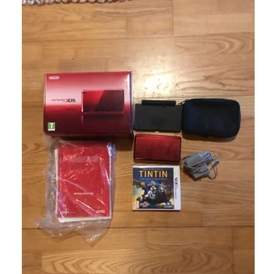  - Nintendo 3DS, har lite repor men funkar jätte fint ändå. Det finns med extra pennor och en liten väska man kan ha den i, det följer även med en laddare och en laddar platta. Det  saknar minneskort som man får köpa till. Tintin The Secret Of The Unicorn medföljer. Frakt kostar 95kr 
