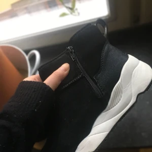  - Sjukt sköna, varma och snygga skor som passar perfekt till kallare dagar!  De är köpta för 900 och är aldrig använda på grund av fel storlek.  Storlek: 37 Möts upp i Stockholm! Postar även men då står köparen för frakt.