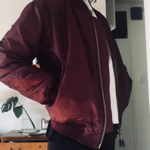  - Bomberjacka i vinröd, supersnygg och medjekort! Som en storlek S skulle jag säga. Köpt på armyshop! 