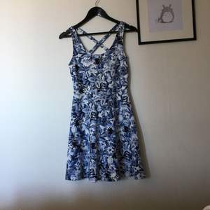 Blå blommig klänning från H&M, frakt 45kr.