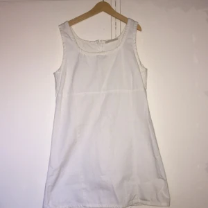  - Vit kort jeansliknande klänning i bomullstyg. Strl S. 