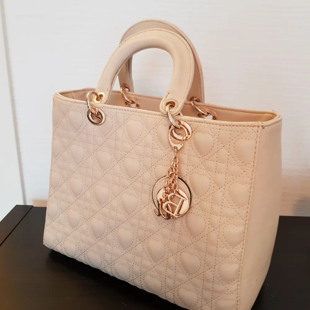 Dior inspirerad väska ” Dior lady bag”, aldrig använd, nyskick. . Väskor.