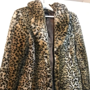  - Säljer en superfin leopard-fuskpäls pga för liten för mig. Köpt här på plick men är helt i nyskick ✨🐆 storleken är S /36