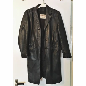  - Klassisk läderkappa! Väl använd och saknar en knapp, därav lågt pris! 