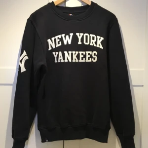  - Mörkblå new york yankis.  Kan skickas mot frakt på 69kr.