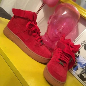  - Nike air force 1 high suede. Oanvända.