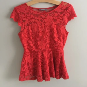  - Jätte fin spets topp från Gina. Färgen är mer röd/mörkröd i verkligheten. Köparen står för frakten