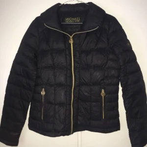  - Mörkblå dunjacka från Michael Kors. Storlek M men passar även S. Kan både mötas och frakta :)