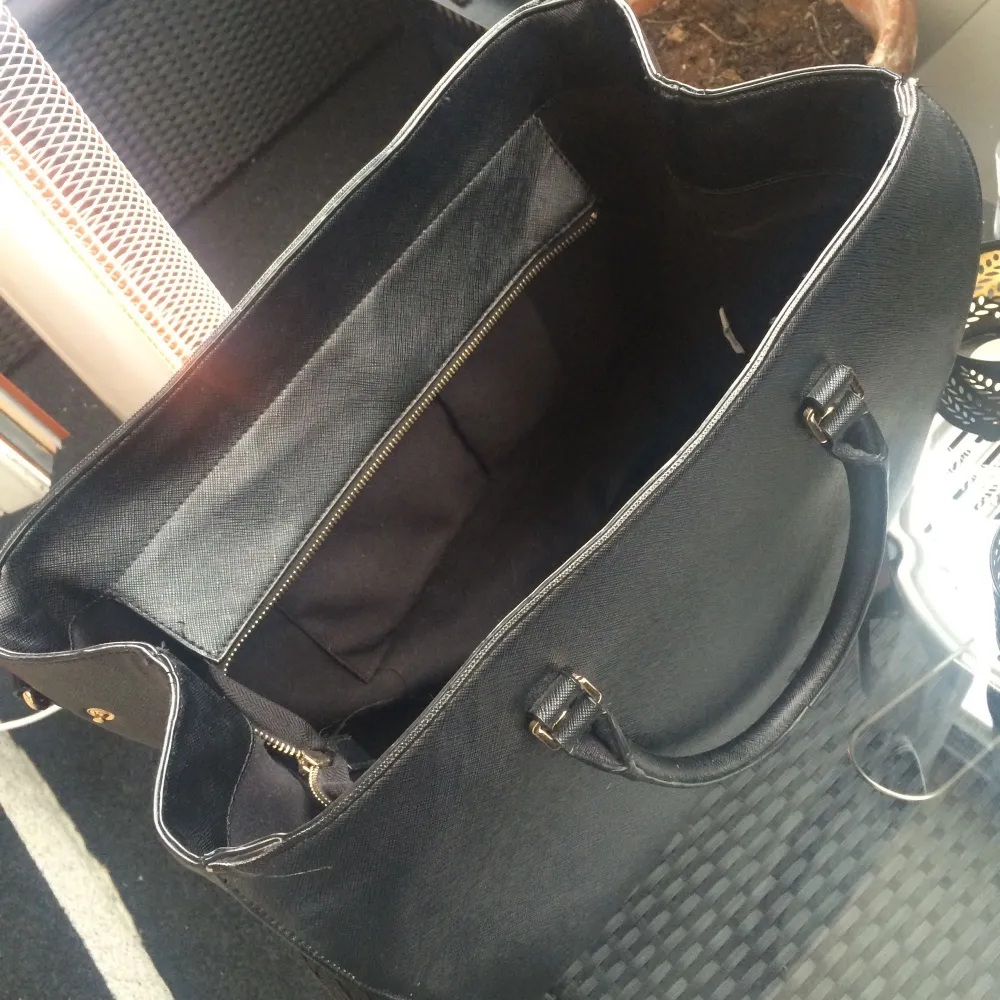 Stor handväska köpt från TIAMO i spanien. Den rymmer väldigt mycket och har två mindre ytterfack. Går och justera storleken en aning med knappar, mycket bra skick! . Väskor.