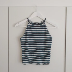  - Randig croppad topp från Bikbok i XS. Använd ett fåtal gånger, så i nyskick. Kan mötas upp i Linköping, annars står köparen för frakt. 😊