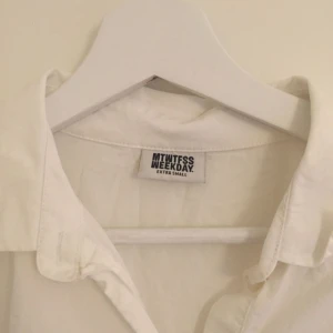  - Sjukt fin skjorta från Weekday i lite prassligt material, oversize/loose fit. Skickas mot frakt o betalning sker med Swish.