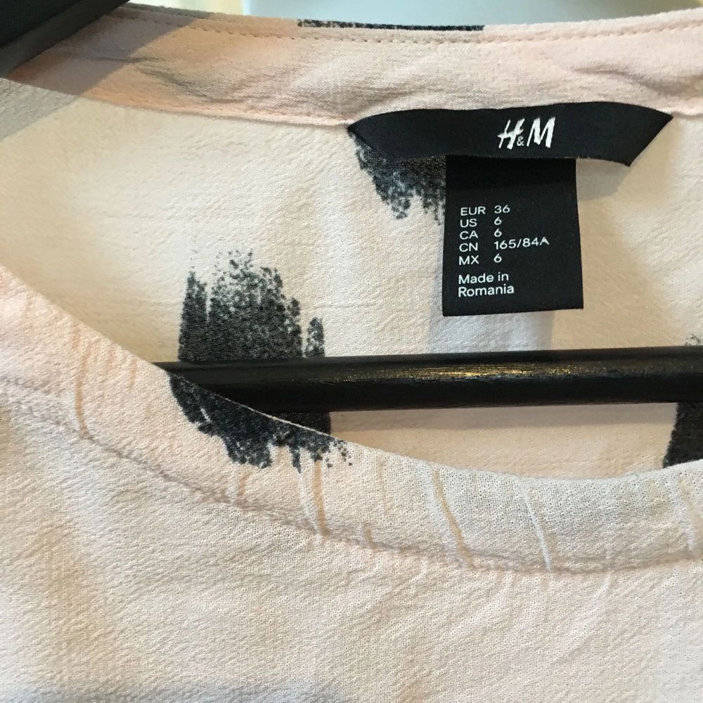 En midjekort t-shirt i viskos från H&M. Inköpt  2013 eller 2014, sparsamt använd. . T-shirts.