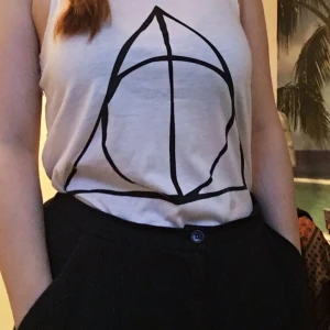  - The Deathly Hallows! Säljer detta magiska linne från London. Skönt material och knappt använd. Kan fraktas. Betalning sker via Swish. ✨