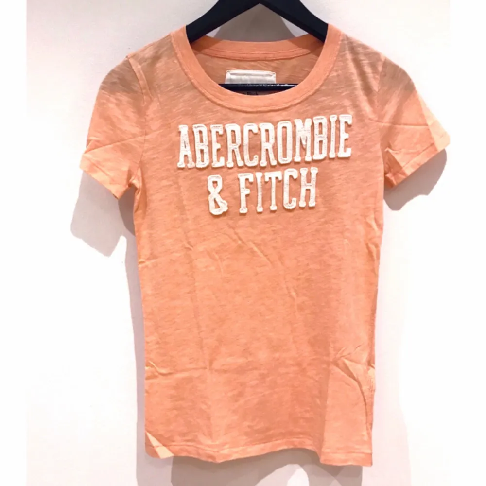 T-shirt från Abercrombie&Fitch, suuuperfin orange färg! Passar en XS/S.. T-shirts.