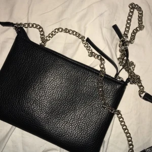  - Liten svart väska! Bra skick , köparen står för frakt