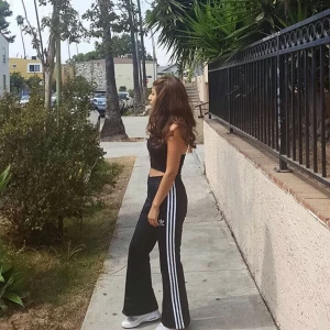  - Adidas track pants i flare modell köpa i LA för ett år sen. Knappt använda, superfint skick. Har sytt upp dom pga de var superlånga och jag är väldigt kort (160). De skulle passa en ganska liten o kort person