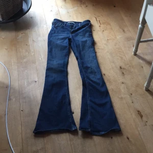  - Bootcut Jeans från Hollister, knappt använda! Sitter väldigt snyggt och har ganska ”stor” bootcut.  