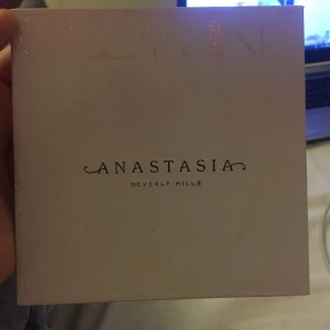  - den är använd men inte mycket, finns fortfarande jätte mycket produkt i den men, dom två nedresta färgerna har krossats men lyckades fixa den, de är därför den ser ut så som den gör.