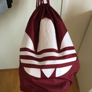  - Adidas väska i vinrött! Den är väl använd (se bild 3), men absolut fortfarande brukbar. Frakt ingår i priset 🌟