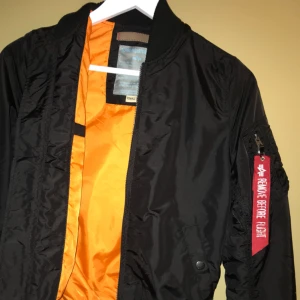  - Svart fodras Alpha jacka i storlek XS . Oanvänd, säljs på grund av fel storlek