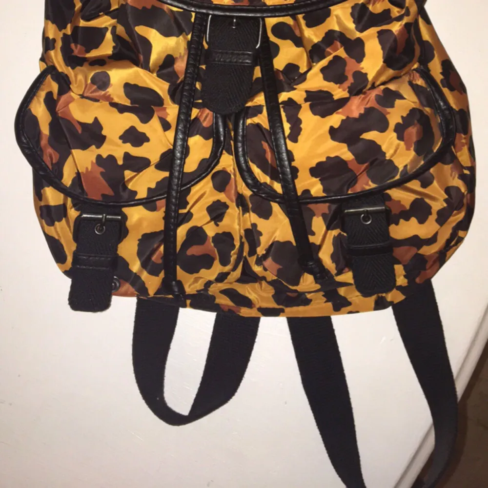 Leopard backpack så fin i nyskick! 😊🐯. Väskor.
