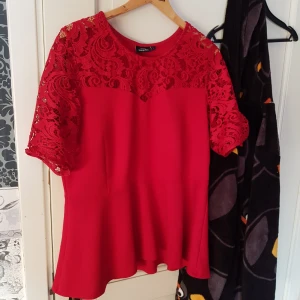  - Säljer denna söta toppen i nyskick.  Köparen står för frakten om den ska skickas 