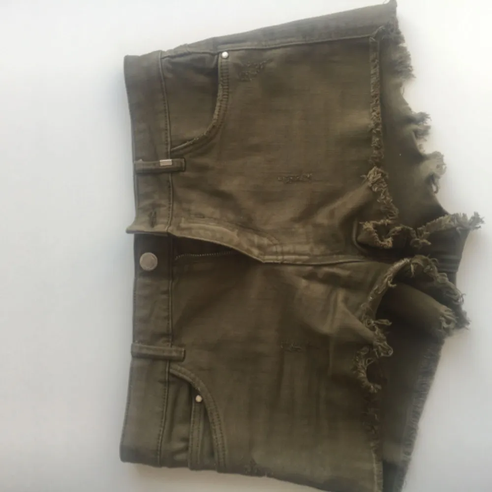 Militär gröna jeans shorts som aldrig blivit använda, det står att dom är 36 i storleken men dom är ganska små så mer som en 34🌼 kan mötas upp i innerstan i Stockholm eller frakta, köparen står för frakten. Tar swish🌸. Shorts.