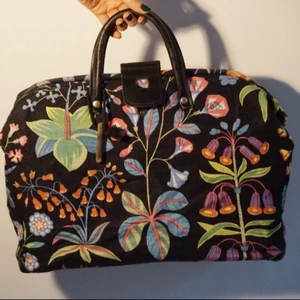  - Väska från Svenskt Tenn med tyget ”under ekvatorn” designad av Josef Frank. Ett år gammal i gott skick. Finns i Stockholm men går även att posta.