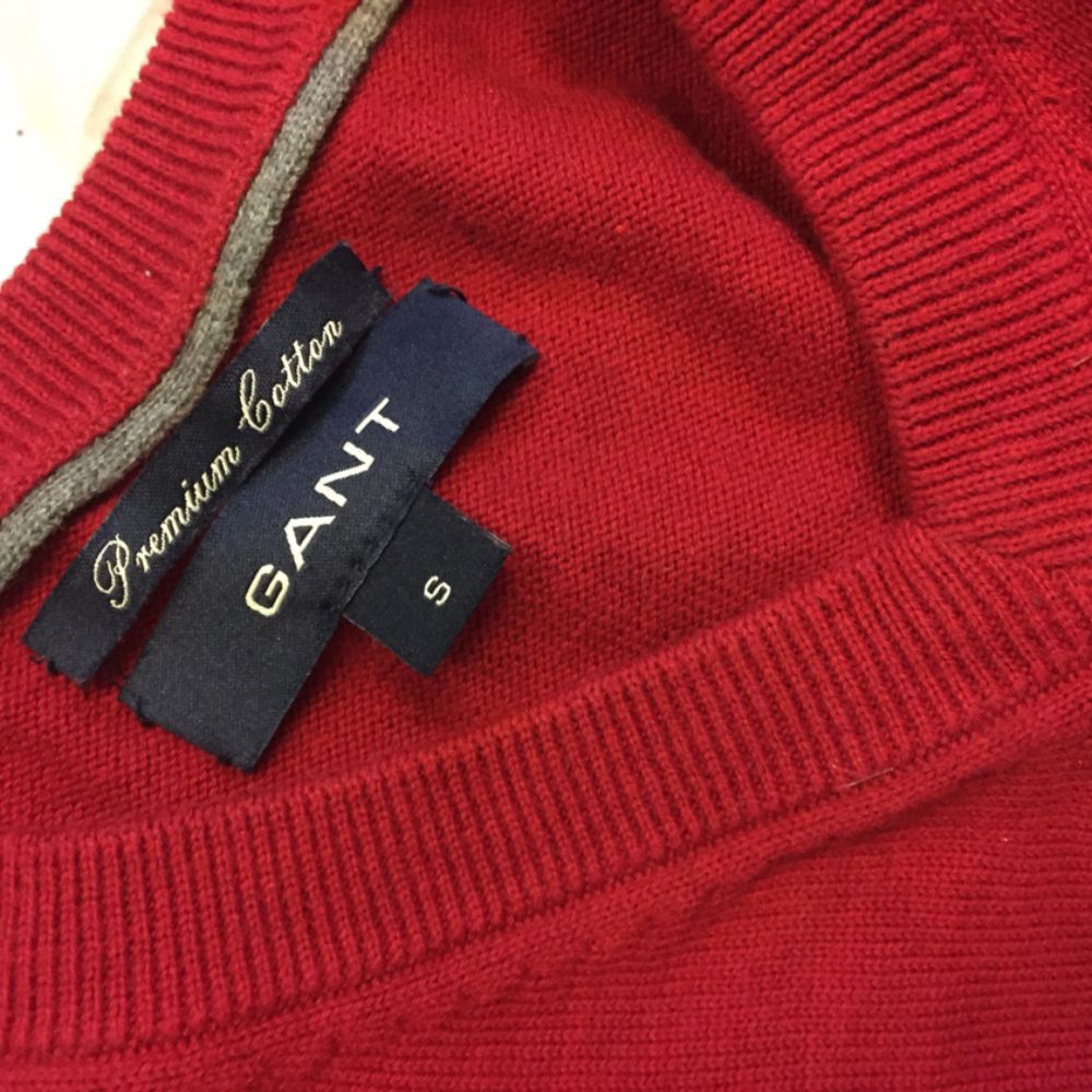 Röd Gant tröja. Storlek S. Knappt använd. Frakt tillkommer, kan mötas upp i Lund/Landskrona/Asmundtorp.  Pris kan diskuteras vid snabb affär. Tröjor & Koftor.