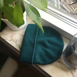  - Oanvänd mörkgrön mössa från Monki, säljs då den aldrig blivit använd eller kommer att bli använd, har för många mössor 🌸