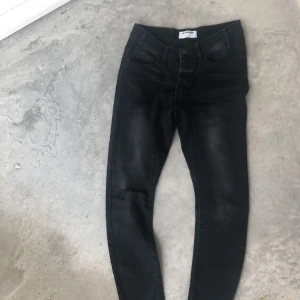  - One teaspoon jeans i strl: 25. Aldrig använd pga inköp av andra byxor. I mycket fint skick. Givetvis äkta.