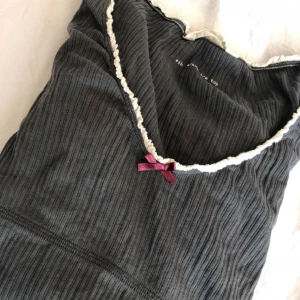  - En mörk grå Odd Molly tröja med låna armar som knappt kommit till användning. Betalning skrev via swish och köparen står för frakterna.