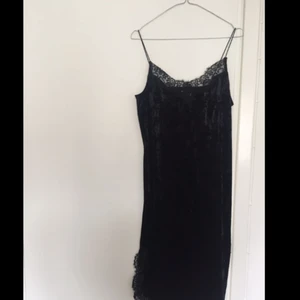  - Sammetsklänning med spetsdetaljer från H&M. Köparen står för frakten✨