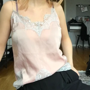  - Rosa linne med spets från Gina Tricot. Aldrig använd. Möts upp i Stockholm annars tillkommer frakt! 