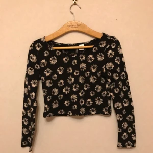  - Svart långärmad tröja med vita blommor från H&M. Storlek S. 95% bomull. 