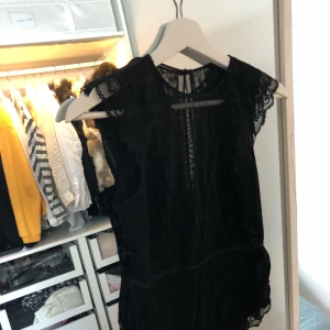  - Populär spets body från HM, aldrig använd, därav säljer jag den! 