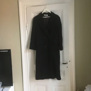  - Otroligt fin vintagerock i cashmere och ull, passar mig tyvärr inte. Har sytt in den i midjan hos skräddare. Väldigt gott skick.