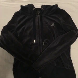  - Mörkblå kofta med dragkedja och luva i storlek S från Cubus. Frakt ingår i priset :) 