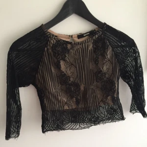  - Väldigt fin spets-top från Bikbok. Använd ett fåtal gånger. Spetsen har dock gått sönder och blivit lagad men det syns knappt och verkligen inte på långt håll.  Frakten är inkluderad i priset (postens S påse, 35kr.) Kan även mötas upp i Uppsala, då försvinner kostnaden för frakten.