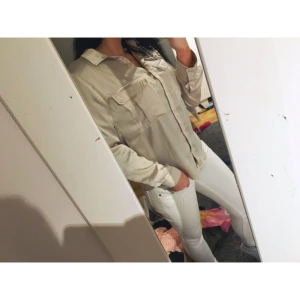  - skjort/blus från h&m i guldfärgat silkes lent tyg. 