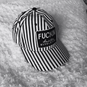  - Svartvit  randig keps får asos. Frakt 35kr