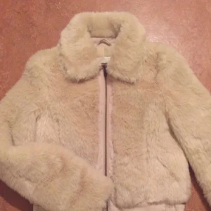  - Säljer min fina beiga pälsjacka i syntet. Passar S/M 