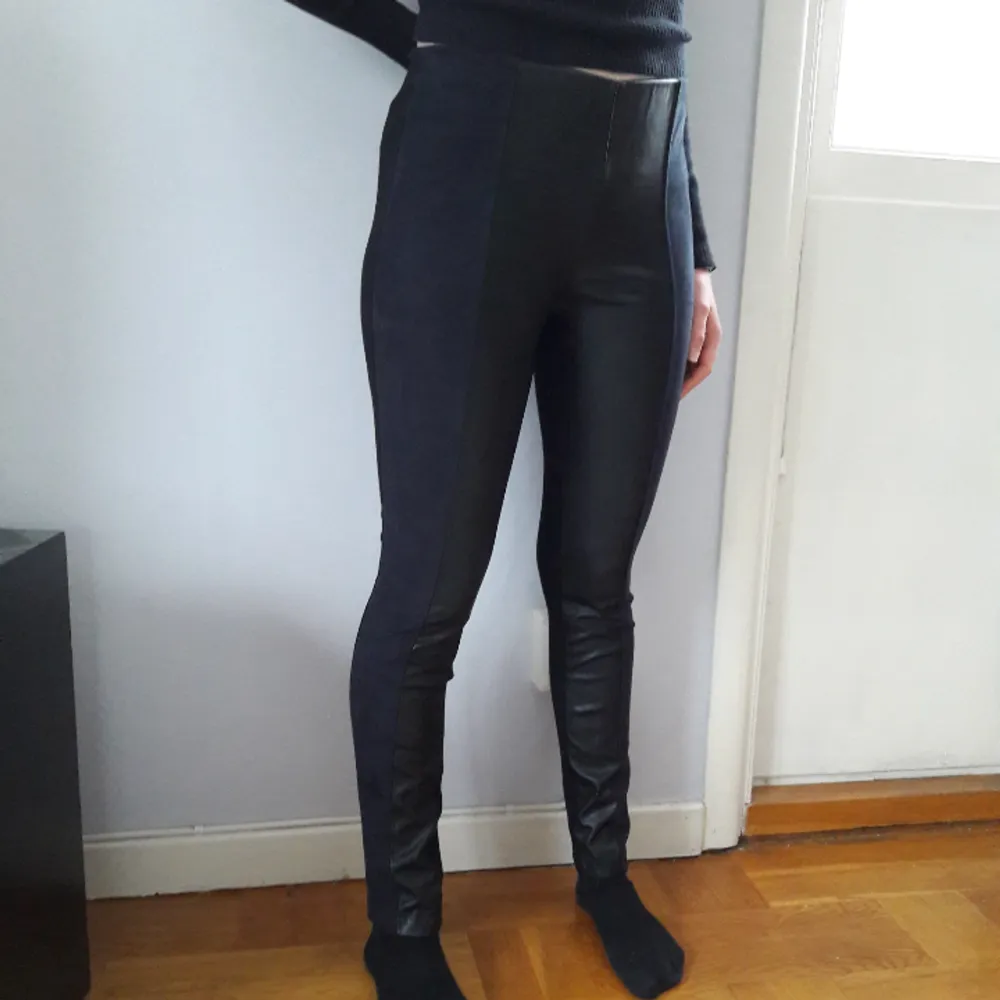 Svarta tights med skinnimitation fram. Är ganska korta.. Jeans & Byxor.