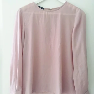  - ✨ Blus från Mango ✨ Storlek XS, mer som en S ✨ Använd ett fåtal gånger ✨ Betalning via swish & jag fraktar
