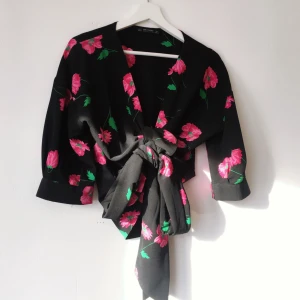  - Blus från Zara som kan knytas på olika sätt 🌟 använd ett fåtal gånger. Jag bjuder på frakt!