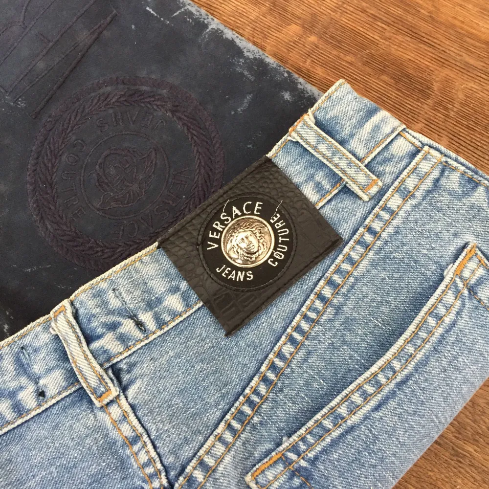 Versace jeans vintage 80-tal. Riktigt snygga och one of a kind! Frakt tillkommer . Jeans & Byxor.