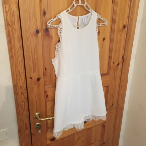  - Vit playsuit från Nelly, använd endast en gång. Perfekt till studenten eller skolavslutning🤩🤩 Skulle säga att den sitter mer som en storlek 36:-)