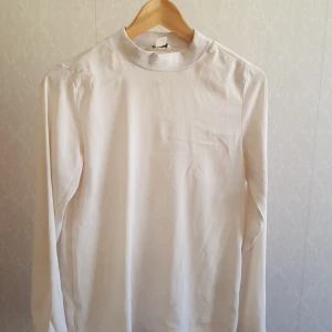  - Tröja från Monki Frakt: 36kr