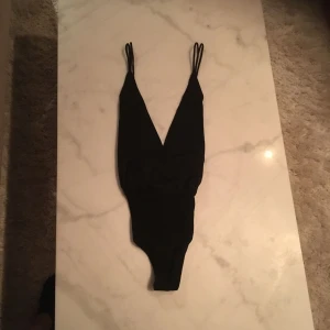  - Helt oanvänd body då den tyvärr var för stor på mig. För fin för att bara hänga, så hoppas den kan komma till användning på någon annan. 